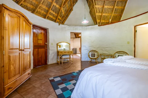 Khotso Rondavel Cluster | Ramabanta Trading Post